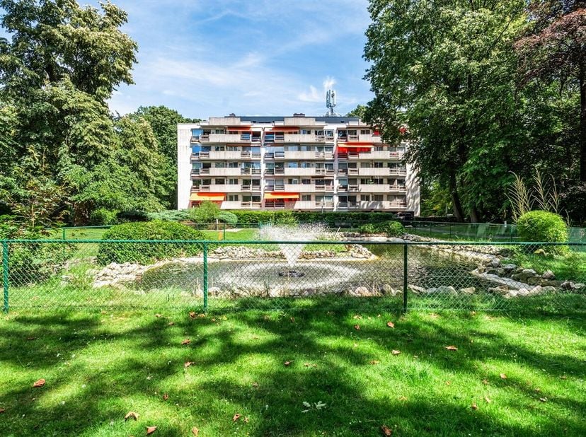 Instapklaar appartement met 2 slaapkamers, garage en terras<br />
Dit instapklare appartement met 2 slaapkamers is gelegen op een gunstige locatie in