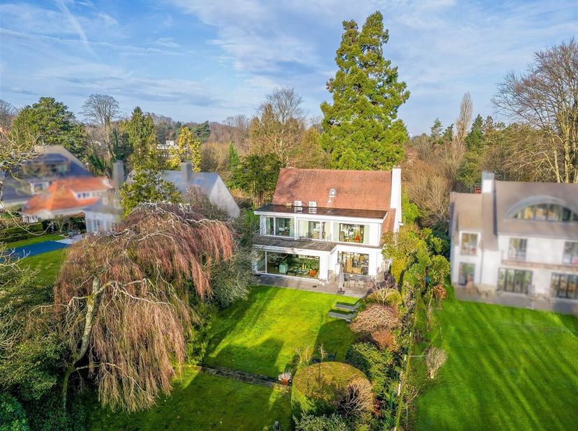 Property One, uw vastgoedpartner in Ukkel, stelt u deze prachtige eigendom voor, ideaal gelegen in één van de meest gegeerde wijken van de gemeente. D
