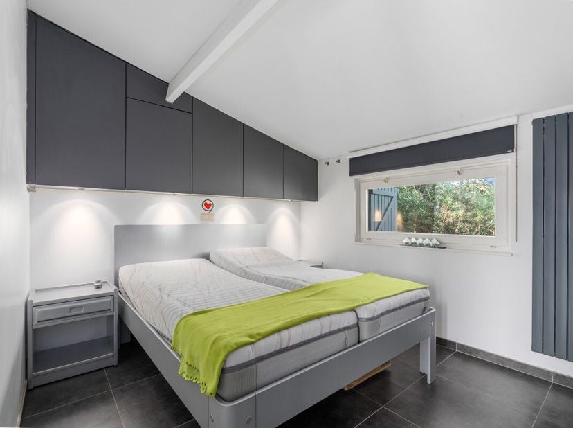 Te koop: Gerenoveerde vakantiewoning te Sunparks Oostduinkerke. Deze woning biedt een aangename combinatie van rust, functionaliteit en een centrale l