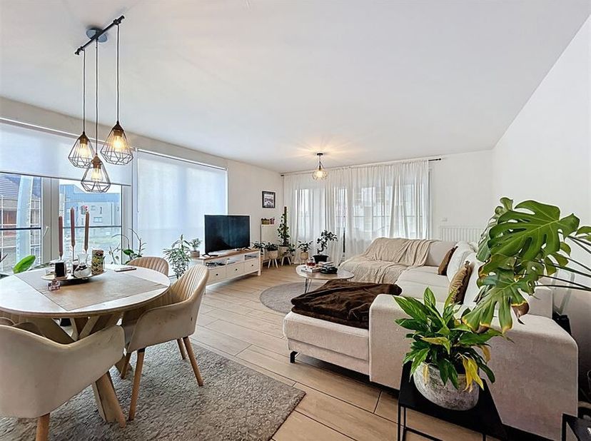 Recent Appartement op Centrale Ligging in Roeselare<br />
Dit moderne appartement heeft een bewoonbare oppervlakte van 92 m² en een zonnig terras van