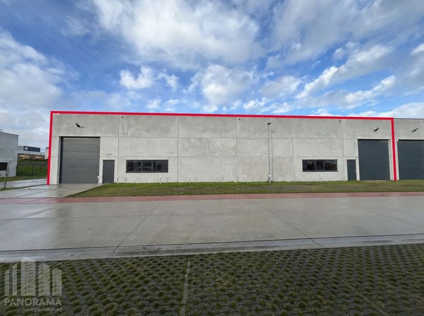 Deze zeer goed gelegen&amp;nbsp;magazijnruimte&amp;nbsp;heeft een totale oppervlakte van 550 m² en bevindt zich&amp;nbsp;langs de N46, op 1 km van de E40 op- en a