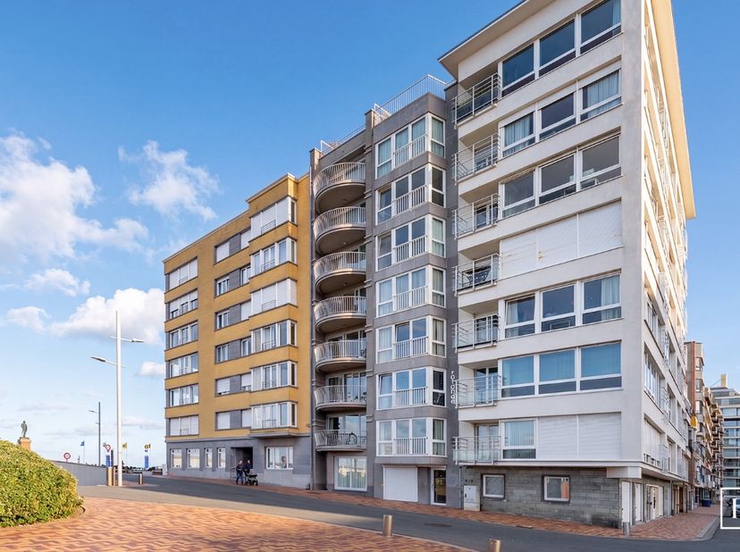 Dit op te frissen appartement is gelegen op de eerste verdieping van residentie Rotonde, op slechts enkele stappen van de zeedijk van Wenduine. Het ap