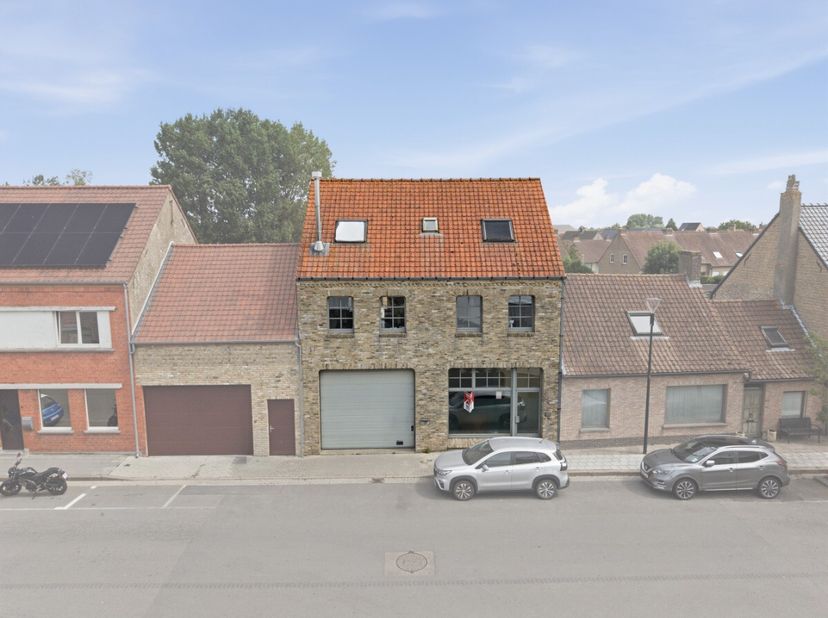 Charmante gesloten woning in het centrum van Alveringem met drie slaapkamers en veel opslagruimte. Deze woning uit 1994 combineert een centrale liggin