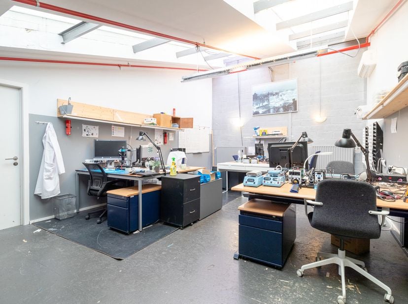 Au coeur des papeteries de Genval | Beau plateau de bureaux<br />
Accès aisé grâce au transports en commun et environnement confortable<br />
LOCALISA