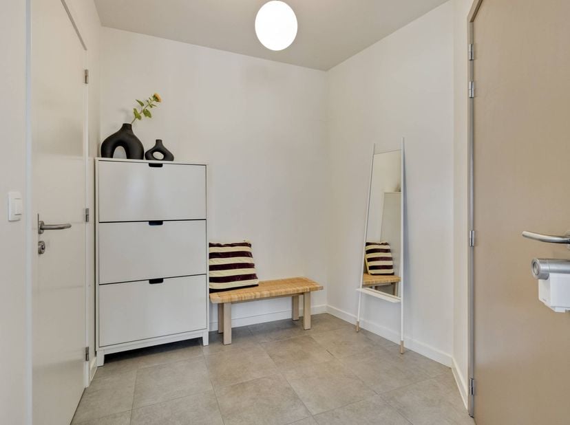 Bienvenue dans la Herestraat 103A4, dans la confortable ville de Zonhoven, où vous trouverez cet appartement fini de haute qualité construit en 2019.