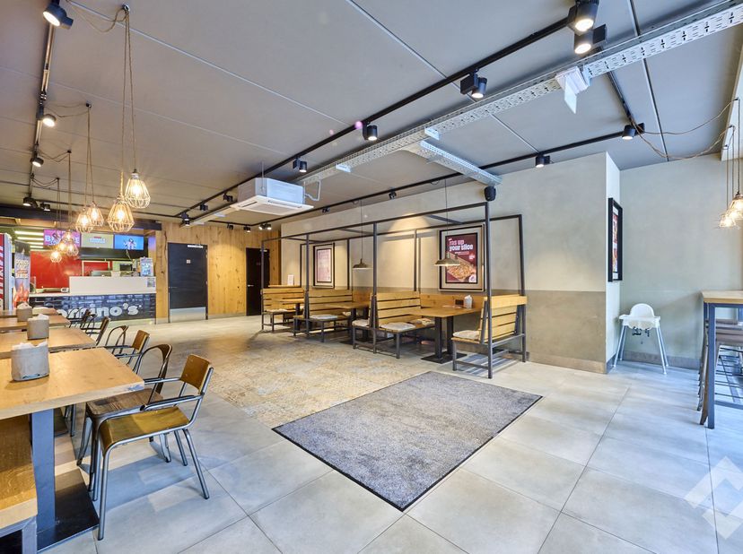 Zeer mooi handelspand (202 m²) met een ruime kelder (157 m²) gelegen aan het gezellige dorpsplein in hartje Lommel! <br />
Dit recente pand staat te k