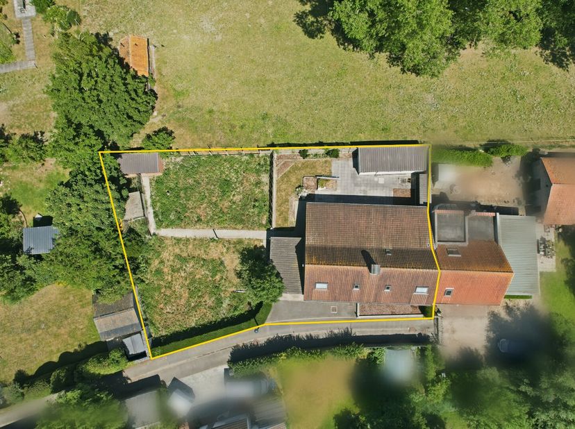 KIJKDAG ZATERDAG 25/07 VAN 10U TOT 12U! (graag vooraf inschrijven).<br />
Ruime halfopen bebouwing met 3 slaapkamers, grote tuin en prachtige verzicht
