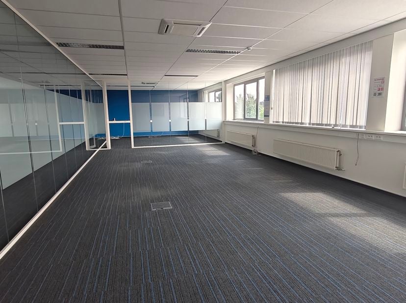 Moderne kantoorruimte van 520 m² met 28 parkeerplaatsen – Vosstraat, Berchem (nabij luchthaven Deurne)<br />
Deze ruime en instapklare kantoorruimte v