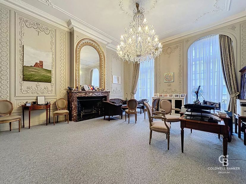 Situé en plein cur du quartier européen, superbe hôtel de maître dune superficie de ± 550 m² sur 5 plateaux avec jardin et terrasse orientés ouest.<br