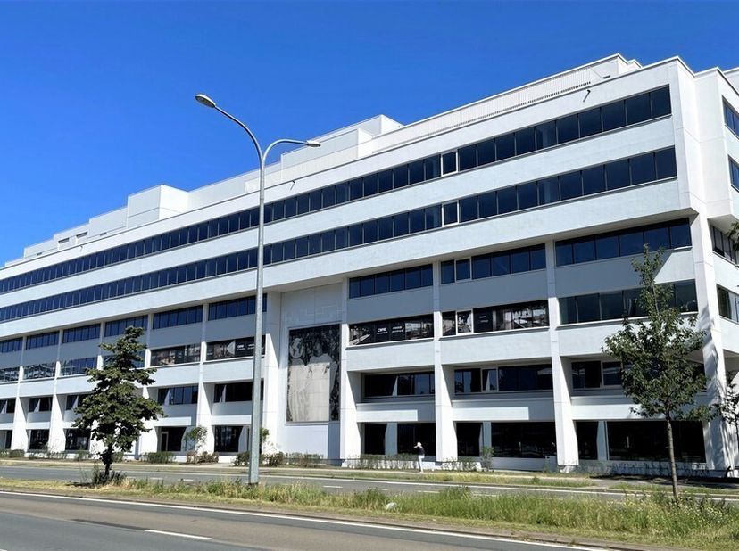 375m² hoogwaardig afgewerkte kantoren op 2e verdieping<br />
prijs incl gebruik vergaderzalen<br />
7 parkeerplaatsen aan euro1400/parkeerplaats/jaar<