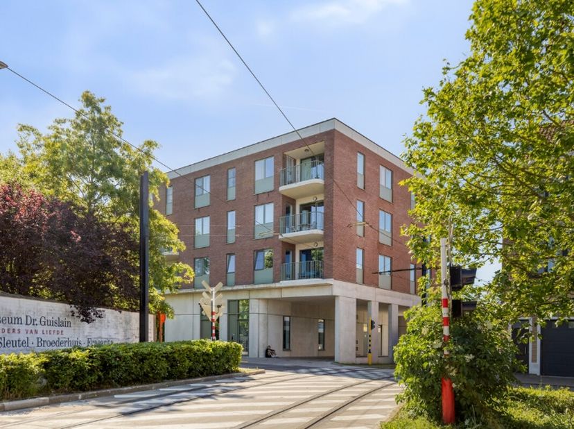 Recent en energiezuinig één slaapkamer appartement met ruim terras gelegen te Gent, op 10 min. fietsafstand van Gent- centrum. Openbaar vervoer en win