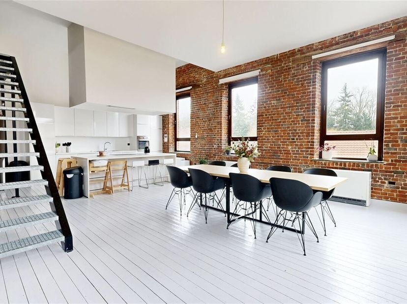 Génération Immo presenteert een absoluut prachtige duplex loft, een echte coup de coeur waar de charme vanaf de eerste seconden werkt <br />
Met bijna
