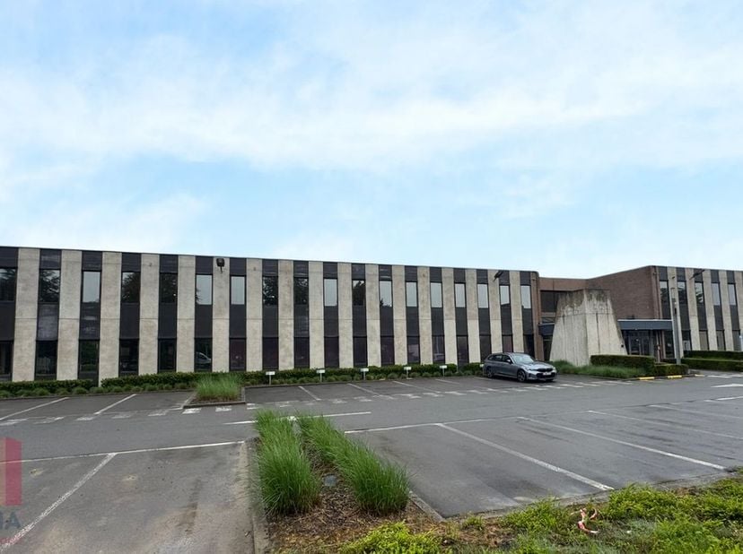 Deze kantoorruimte met een totale oppervlakte van 700 m² is ideaal voor bedrijven die op zoek zijn naar een strategisch gelegen en flexibel inzetbare