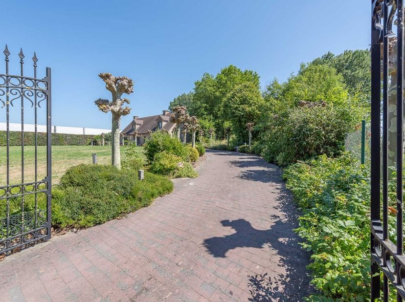 VILLA EN HANDELSPAND -<br />
Bent u op zoek naar een unieke eigendom die wonen en ondernemen naadloos combineert? Dan biedt deze uitzonderlijke opport