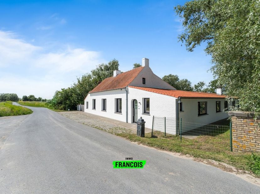 Droomt u van wonen in alle rust, omringd door natuur en weidse vergezichten? Dan is deze uitzonderlijke eigendom in het landelijke Wulpen, deelgemeent