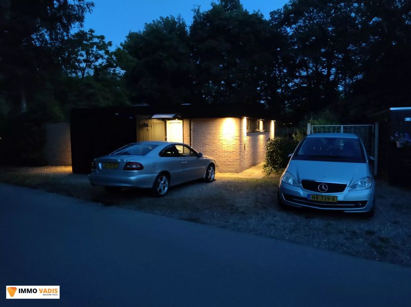 Op een prachtige, rustige locatie aan het begin van het vakantiepark Sonnevijver in Rekem bevindt zich deze bijzonder gezellige vakantiewoning. Dankzi