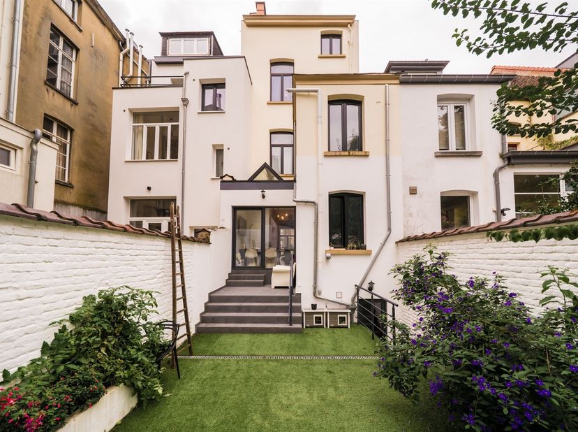 Maison Rénovée avec Goût dans le Quartier Européen<br />
Découvrez cette maison entièrement rénovée avec des finitions modernes, idéalement située au