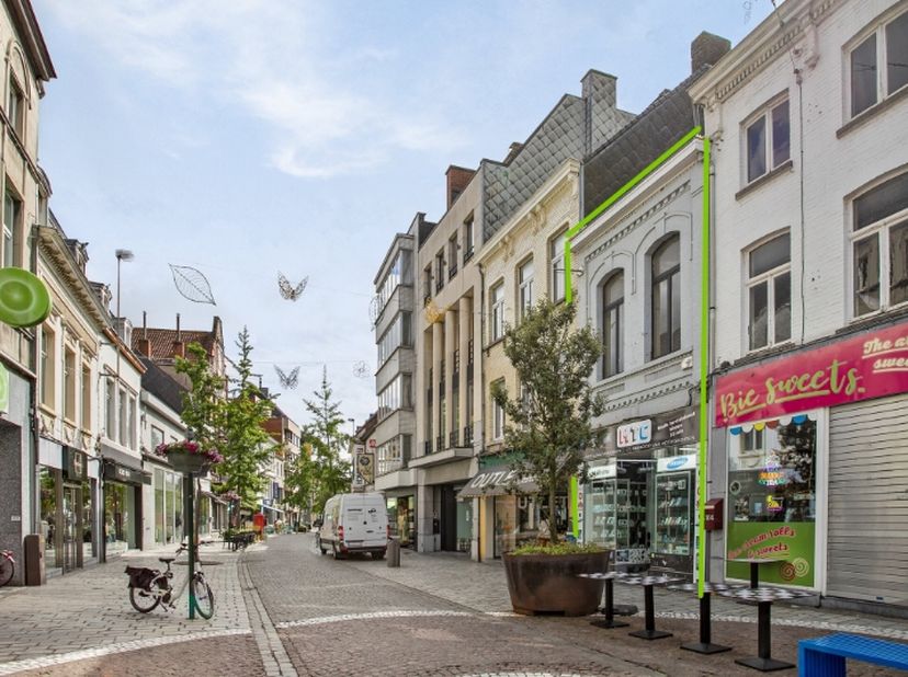 Bent u op zoek naar een winkelpand in het hart van Roeselare?<br />
Dit winkelpand aan de Ooststraat 106 biedt een unieke kans voor zowel investeerder