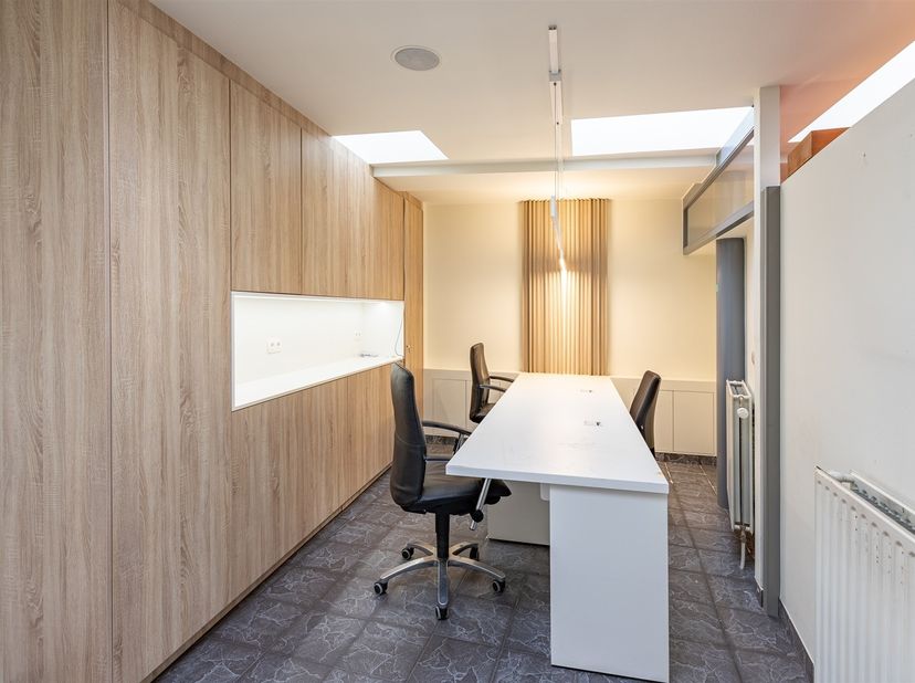 Deze handelswoonst is gelegen in het hart van Wetteren. De ligging van dit pand is zeer aantrekkelijk, met alle benodigde faciliteiten binnen handbere