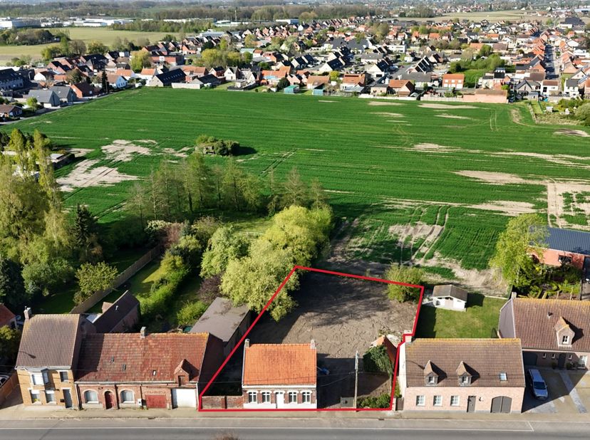 In de Klerkenstraat in Houthulst vinden we deze renovatiewoning met zeer veel potentieel.&amp;nbsp;<br />
Het volledige perceel is gelegen in woongebied e