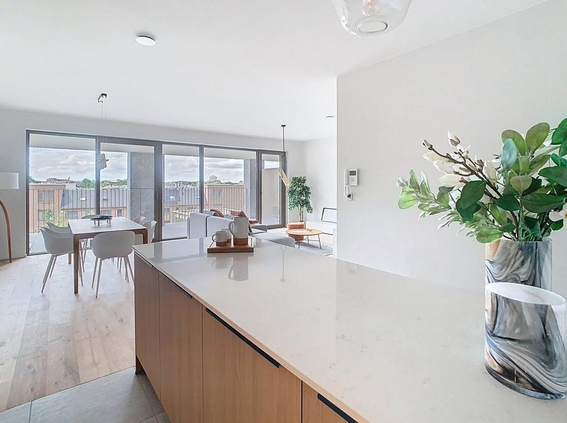 Wonen op één van de meest gegeerde locaties van Hasselt? Dit stijlvolle en instapklare appartement in het bruisende Quartier Bleu combineert comfort,