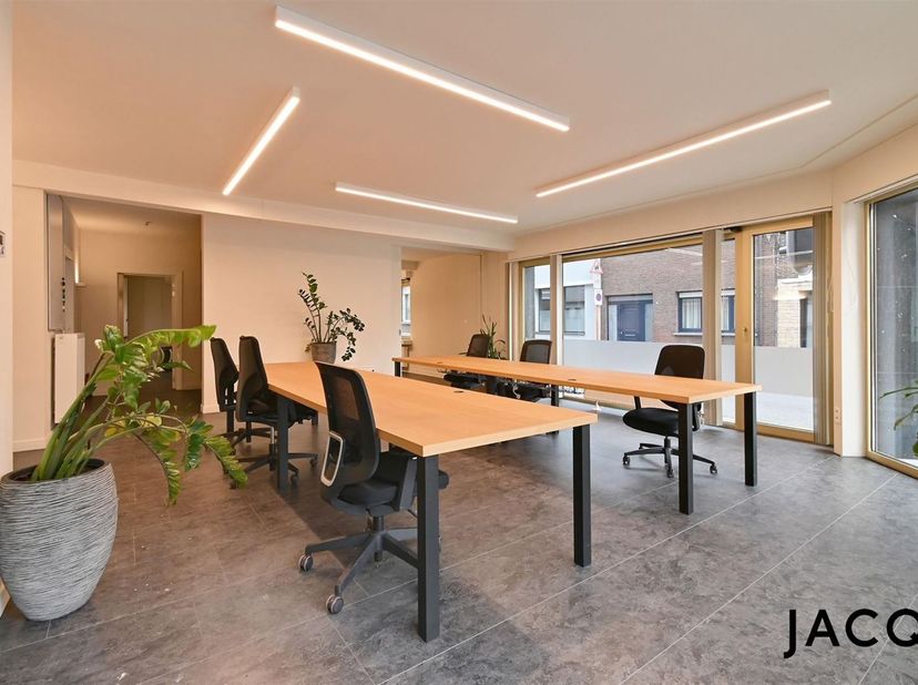 Dit modern kantoor (circa 101 m2)  in Boom biedt een uitstekende locatie voor bedrijven die op zoek zijn naar een strategisch gelegen vestiging. Het p