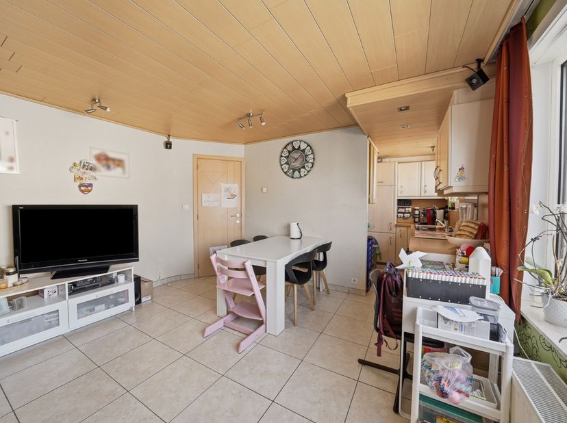 Op een centrale en vlot bereikbare ligging in Bredene, vlak bij de Spuikom en het sportcentrum, bevindt zich dit praktisch ingedeelde appartement op d
