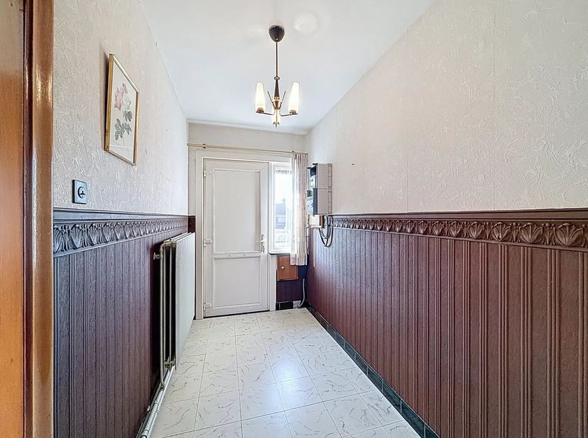 In een rustige omgeving in Mol bevindt zich deze halfopen bebouwing op een perceel van ongeveer 8 are. De woning werd doorheen de jaren deels gerenove