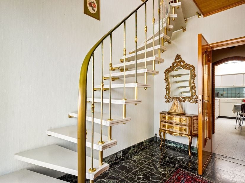 Te renoveren woning met potentieel en zuidgerichte tuin<br />
<br />
Deze woning is gelegen in Leest (Mechelen), in een rustige omgeving met goede v
