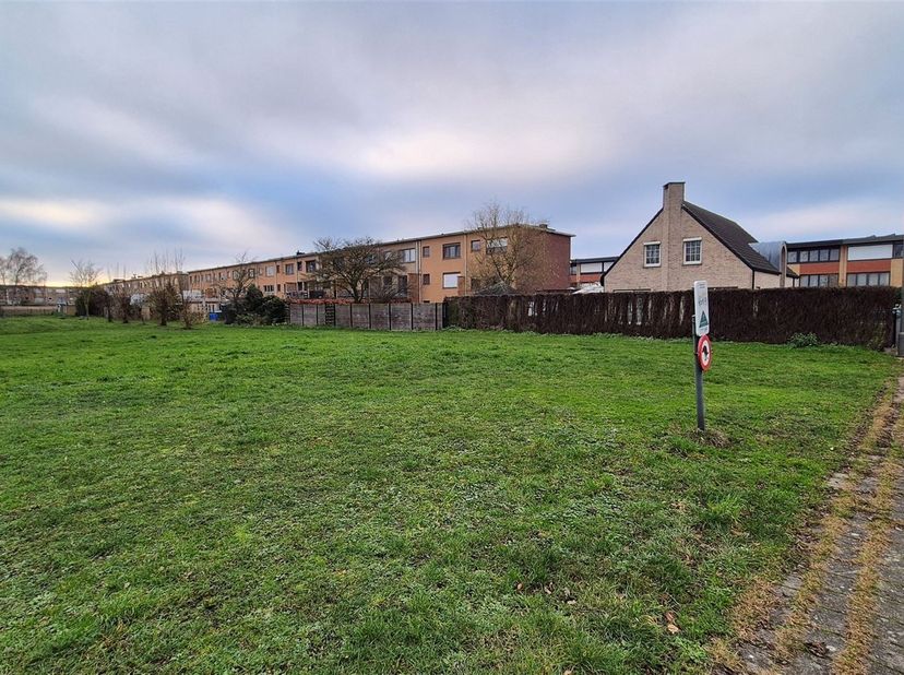 Terrain de 528m² pour la construction d'une maison individuelle.  Terrain de 16m par 33m. Façade de 10m et profondeur de 17m. Le règlement de construc