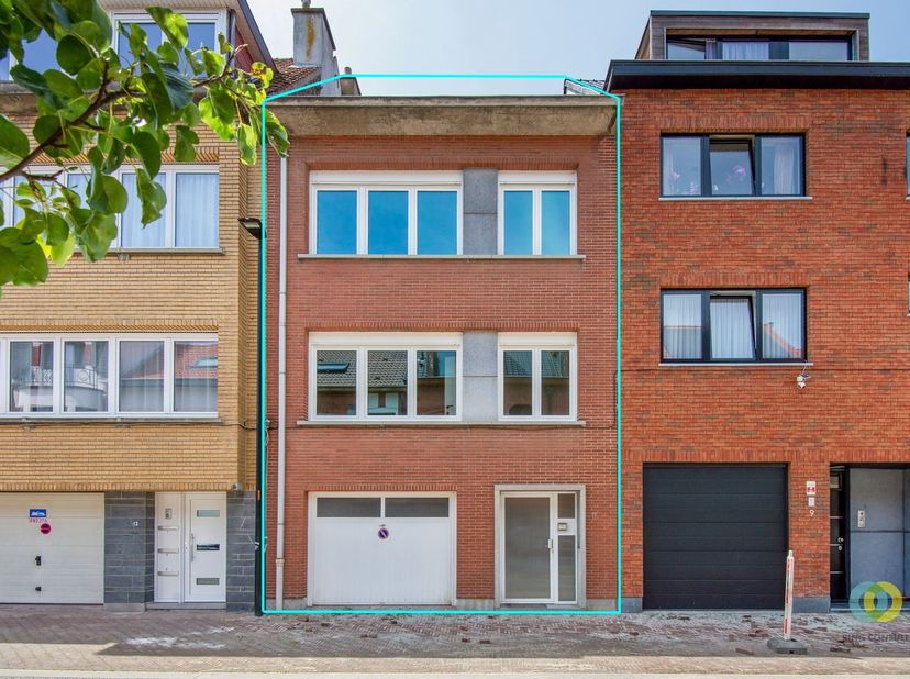 Deze verzorgde bel-etage is gelegen in een residentiële woonwijk, in een rustige doodlopende straat, en combineert een aangename woonomgeving met een