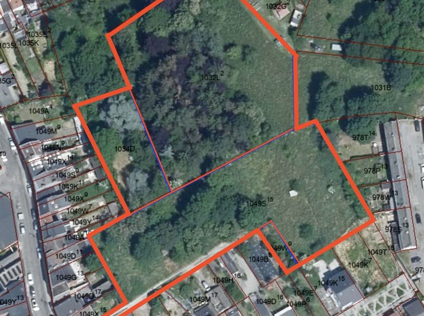 Au calme à l'arrière des propriétés à front de voirie, une spacieuse parcelle de terrain à proximité de la ville. Dans ce quartier calme et résidentie