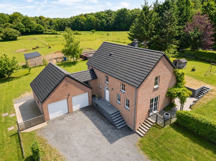 ERA B-LUX vastgoedkantoor heeft het genoegen u deze charmante woning voor te stellen, gelegen in het dorp Longueville (Durbuy). Deze woning van 145 m²