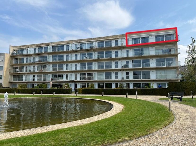 Op een gunstige locatie in Roeselare bevindt zich dit bijzonder ruime en comfortabele appartement met mooi open uitzicht. Het appartement beschikt ove