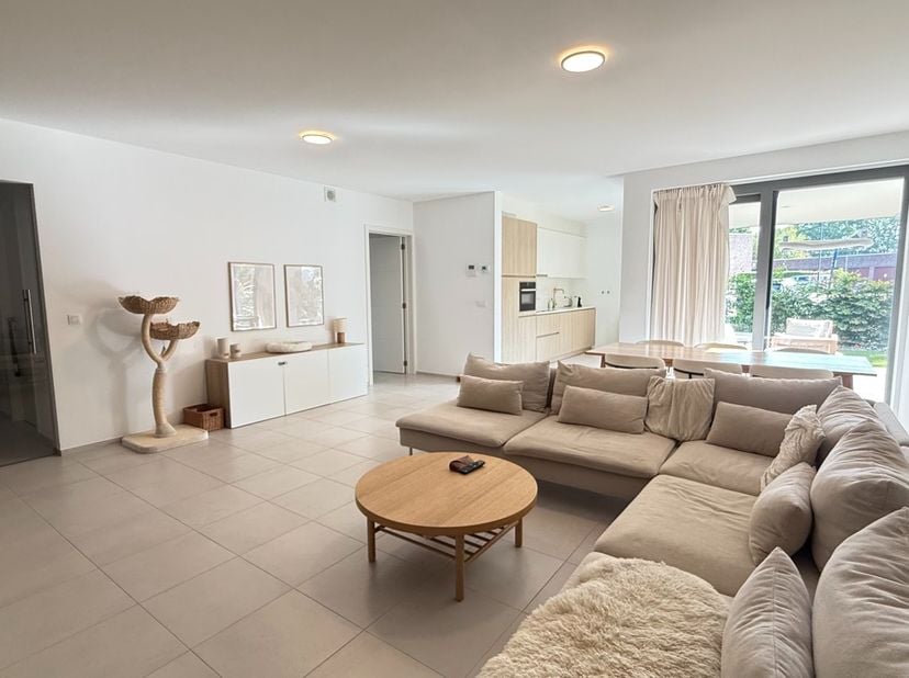 !! Bezichtigingen kunnen uitsluitend per e-mail worden aangevraagd via larissa@somvastgoed.be !!<br />
<br />
	Huurprijs: €975 / maand<br />
	Gemeensc