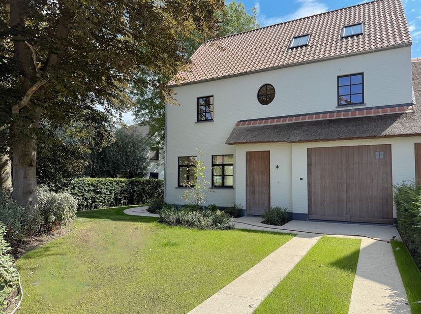 Instapklare nieuwbouwkoppelvilla met vijf slaapkamers te Knokke-Heist aan de polders. Indeling: inkomhal met vestiaire en gastentoilet. De ruime, lich