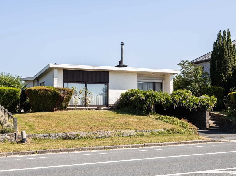 Deze interessante gelijkvloerse villa is gelegen in de buitenrand van de stad, omgeven door de achterliggende, glooiende velden (agrarisch gebied) met