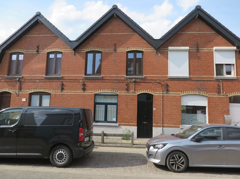 Nu te huur bij Sem Vastgoed: Rustig gelegen huis, dichtbij het centrum, met 2 slaapkamers, tuin en garage.<br />
Vlot bereikbaar met openbaar vervoer