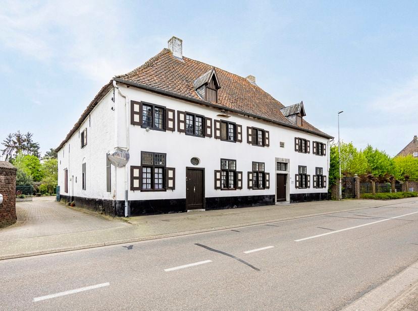 Op een royaal perceel van 27a 50ca gelegen 18e-eeuwse hoeve ‘Huize Reynders’.<br />
Deze prachtige hoeve met 5 slaapkamers is opgetrokken in typische