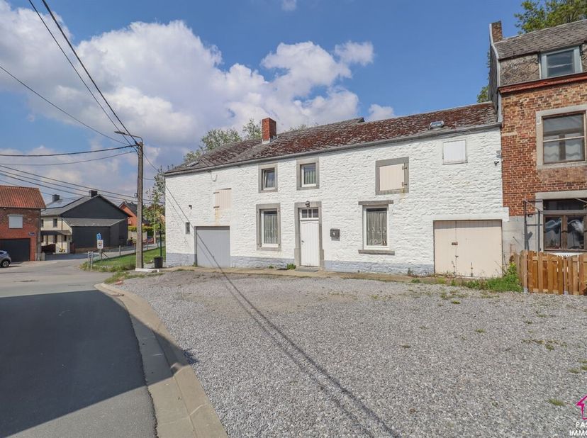 Maison 3 façades, disposant dun superbe volume, située à Vitrival. <br />
Celle-ci se compose de la manière suivante : <br />
Au rez-de-chaussée : sal