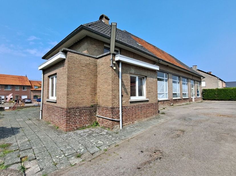 Multifunctioneel gebouw zijnde een voormalig schoolgebouw gelegen te Geetbets. Ideaal voor uitbating zelfstandige activiteit of dienstensector of vrij