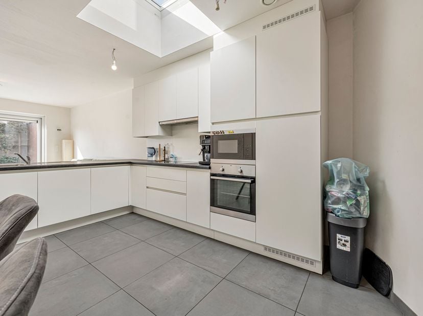 Ruime woning met 4 slaapkamers te huur in Langemark!<br />
We komen binnen langs de inkomhal die toegang geeft tot het eerste apart toilet, bergruimte