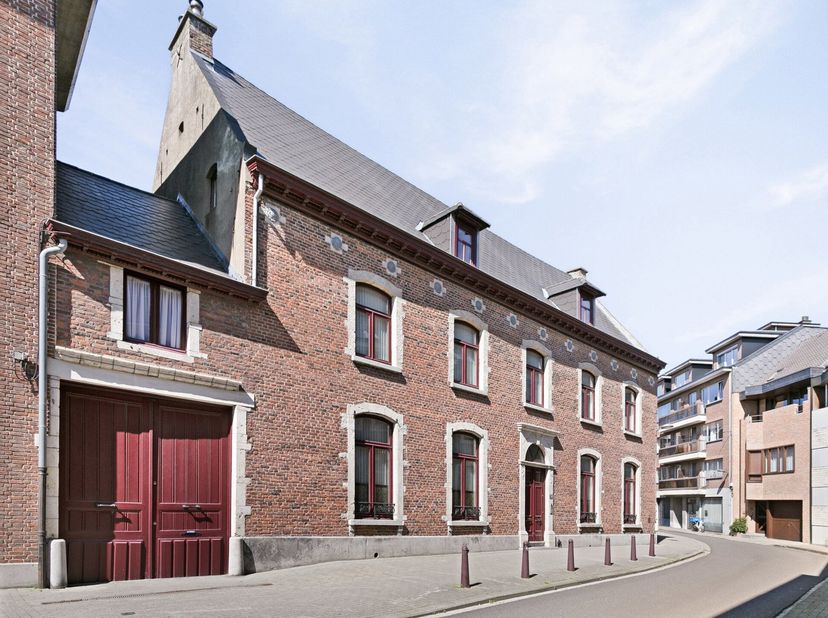 Découvrez cet hôtel de maître situé en plein cœur de la ville, sur un terrain de 4a88, avec une surface habitable de 450 m². Cette demeure authentique