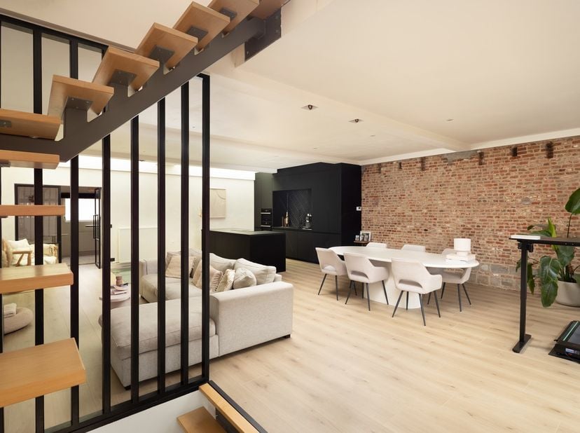 Ontdek deze prachtig gerenoveerde loftwoning in een rustige straat nabij groen te&amp;nbsp;Lier. Deze moderne en energiezuinige woning combineert een hoog