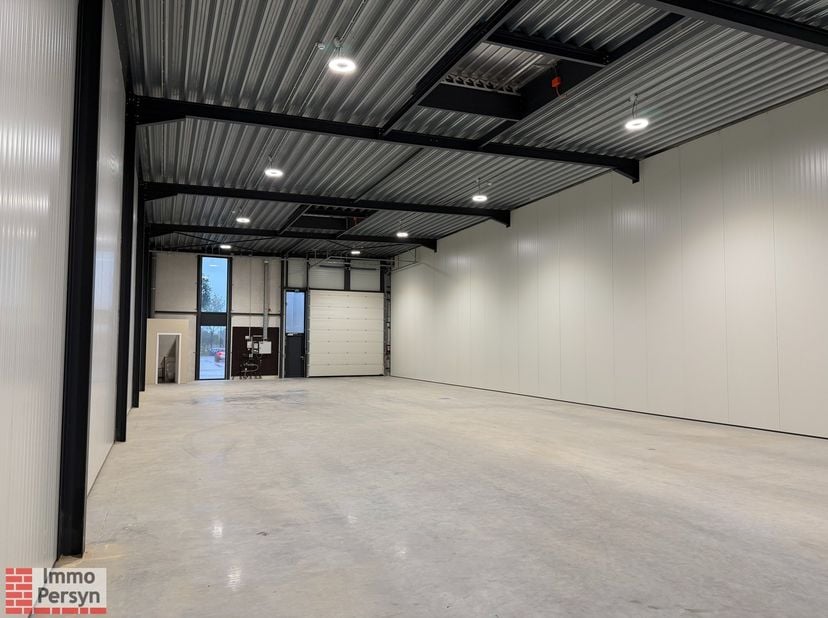 Op een gloednieuwe KMO-site, gebouwd in 2024, zijn er moderne bedrijfsunits te huur vanaf 354 m².<br />
<br />
De units zijn voorzien van een gepolier