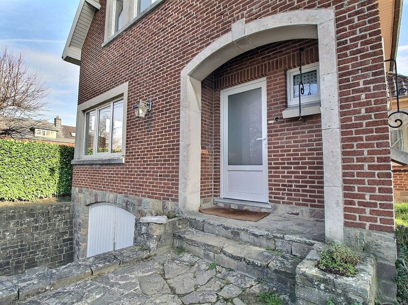 L'agence HOME EXPERT IMMO vous présente cette charmante villa 4 façades située dans le coeur du village de Meux (La Bruyère), d'une superficie habitab
