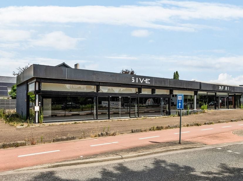 Local commercial de 967 m² idéalement situé le long de la Hasseltweg à Genk<br />
<br />
<br />
<br />
Ce vaste local commercial de 967 m² bénéficie