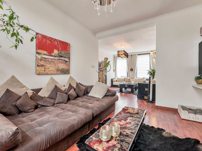 Instapklare woning te Koop in Moorsele!!!<br />
We betreden de woning via de inkomhal. Hier bevindt zich een aparte bureauruimte, aslook toegang tot d