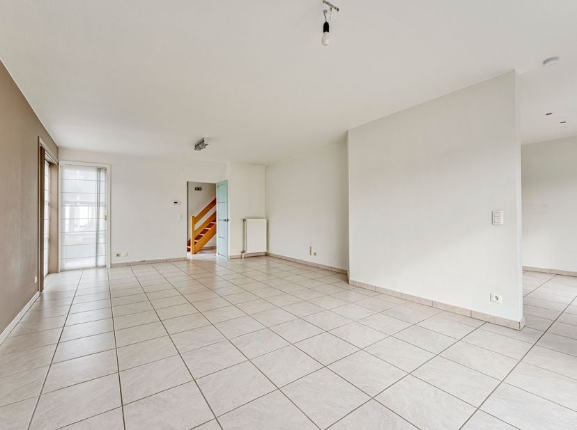 Instapklare halfopen bebouwing met zuidgerichte tuin te koop in Gullegem<br />
Je betreedt de woning via de inkomhal met gastentoilet en komt vervolge