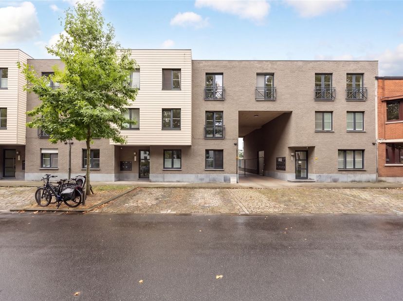 Gelegen op een rustige locatie over het Woonzorgcentrum Sint Anna nabij winkels, scholen, ziekenhuizen, openbaar vervoer en belangrijke in- en uitvals
